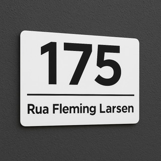 Placa de endereço branca com número 175 em fundo escuro